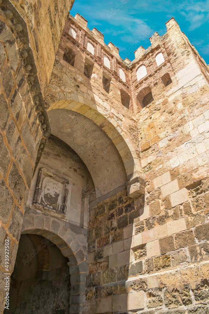 Perspectiva de la puerta fortificada de san Andres en las antiguas murallas de Segovia, España