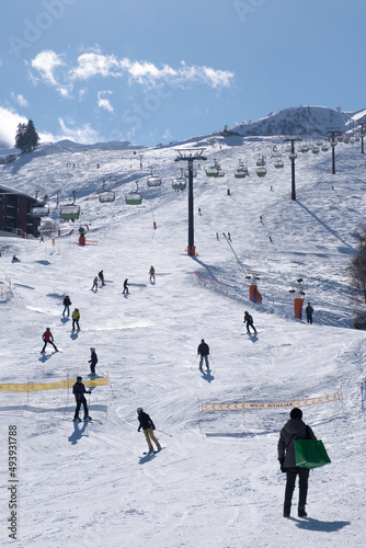 Une piste de ski en hiver dans les alpes pendant les vacances