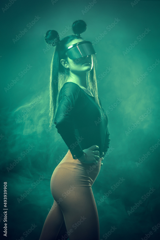 Φωτογραφία Portrait of beautiful cyber model woman posing wearing futuristic glasses on hea