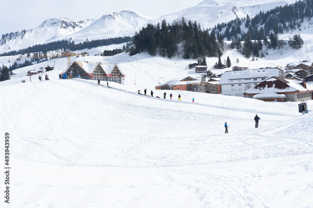 The Stoos ridge hike from Klingenstock to Fronalpstock offers spectacular views of more than ten Swiss lakes and countless Alpine peaks in Central Switzerland. Alongside the fascinating panorama, 