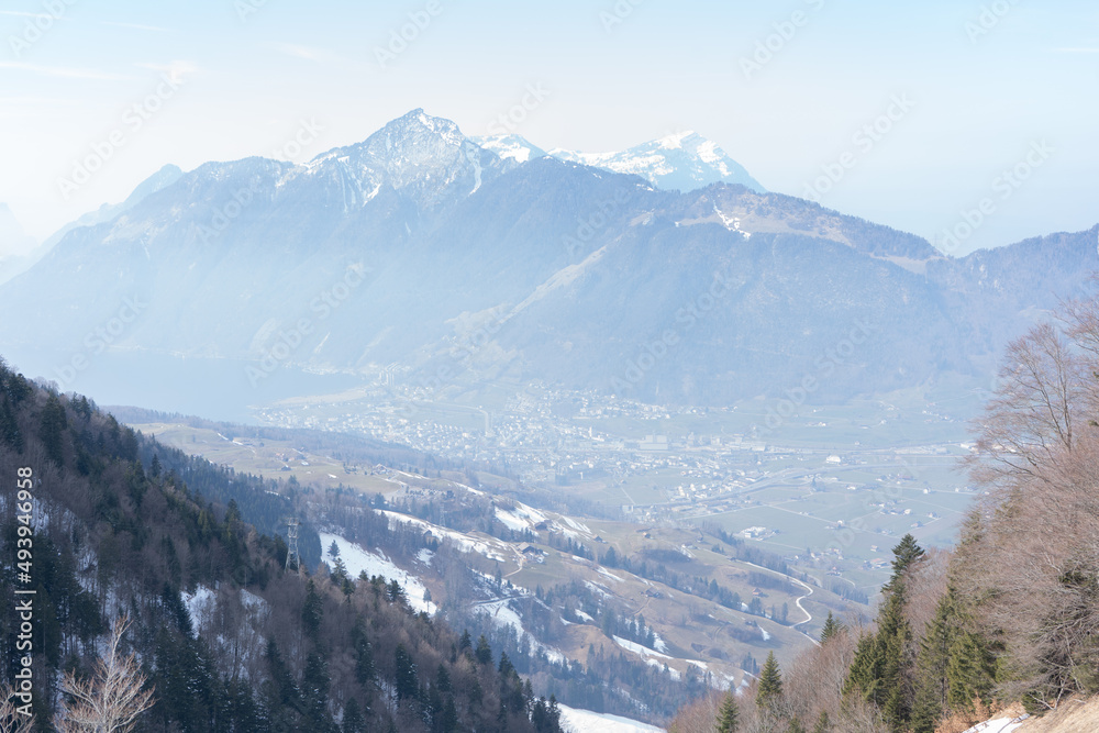 The Stoos ridge hike from Klingenstock to Fronalpstock offers spectacular views of more than ten Swiss lakes and countless Alpine peaks in Central Switzerland. Alongside the fascinating panorama, 