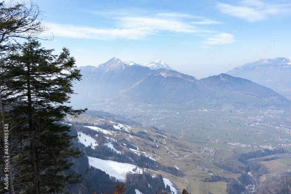 The Stoos ridge hike from Klingenstock to Fronalpstock offers spectacular views of more than ten Swiss lakes and countless Alpine peaks in Central Switzerland. Alongside the fascinating panorama, 