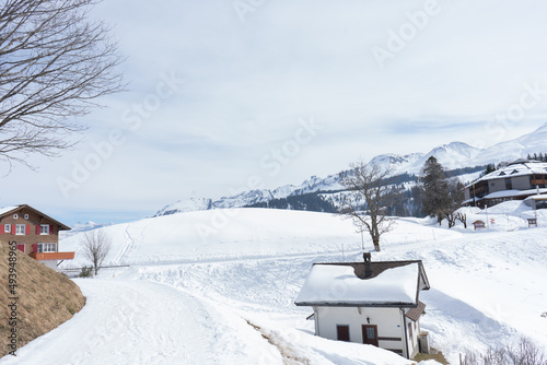 Flumserberg, Skiers, snowboarders, carvers, families all enjoy their time on the ski runs of winter sports resort located directly above Lake Walen. 65 km of perfectly groomed slopes invite you.