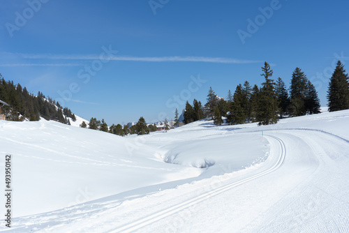 Flumserberg, Skiers, snowboarders, carvers, families all enjoy their time on the ski runs of winter sports resort located directly above Lake Walen. 65 km of perfectly groomed slopes invite you.