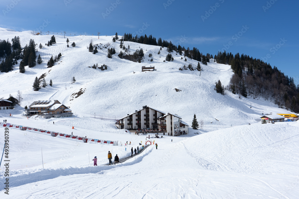 Flumserberg, Skiers, snowboarders, carvers, families all enjoy their time on the ski runs of winter sports resort located directly above Lake Walen. 65 km of perfectly groomed slopes invite you.