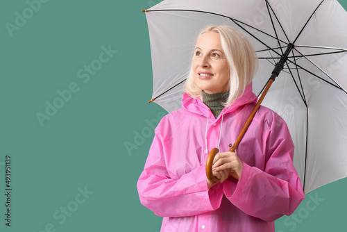 Beautiful mature woman in r...