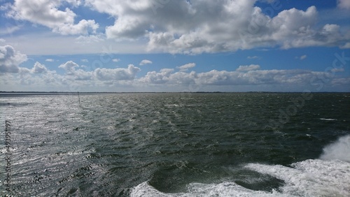 Blick über die Nordsee zwischen den Inseln Amrum und Föhr vom Katamaran aus