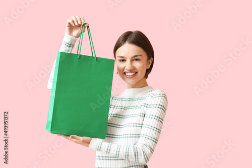 Young woman with shopping b...