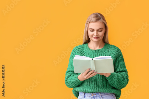 Beautiful woman reading boo...