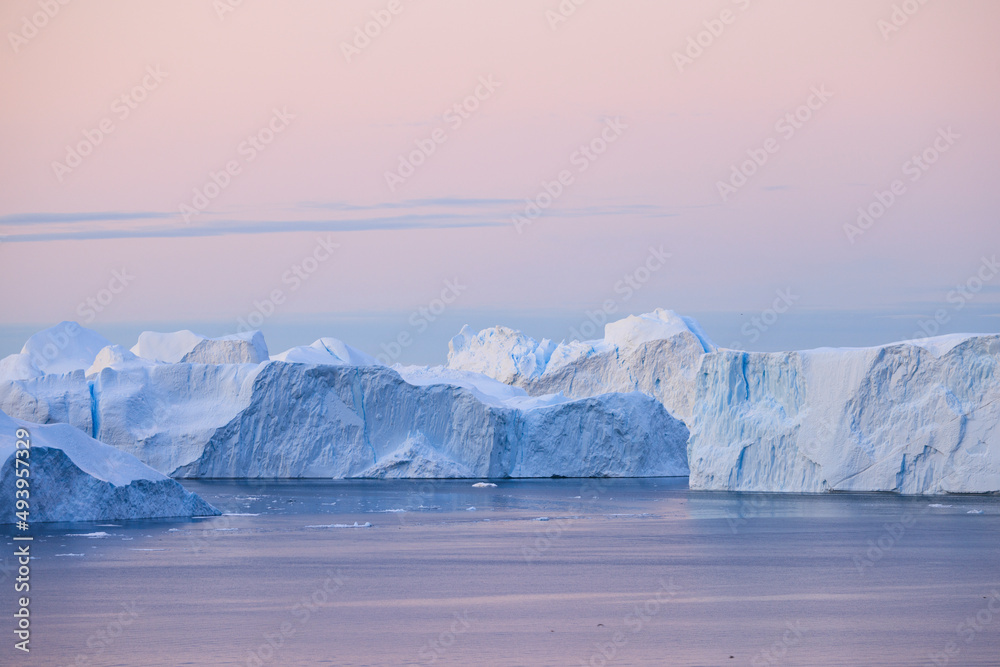 Grandes icebergs flotando sobre el mar en el circulo polar artico.