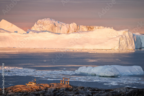 Grandes icebergs flotando sobre el mar en el circulo polar artico.