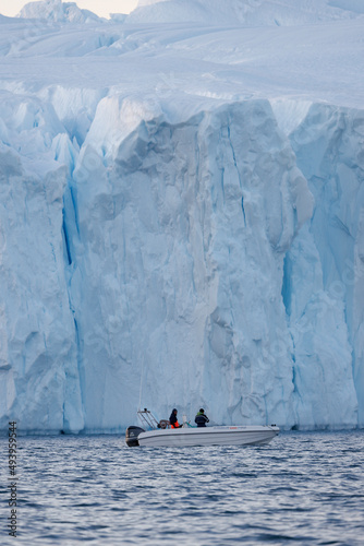 Grandes icebergs flotando sobre el mar en el circulo polar artico. photo