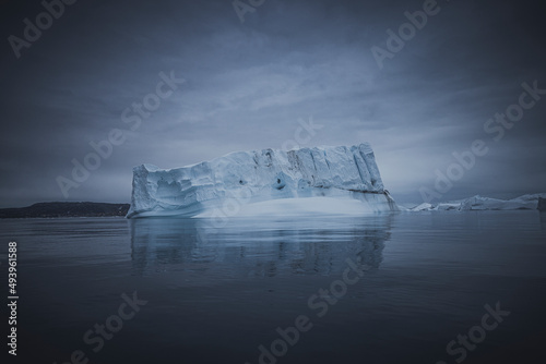 Grandes icebergs flotando sobre el mar en el circulo polar artico. photo