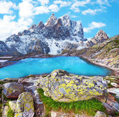 Obraz na płótnie Beautiful landscape with a lake in the middle of the mountains of the Alps w salonie
