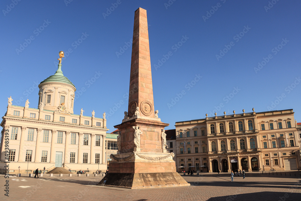 Potsdamer Treffpunkt; Obelisk auf dem Alten Markt mit Altem Rathaus (Potsdam Museum) und  Barberini Museum