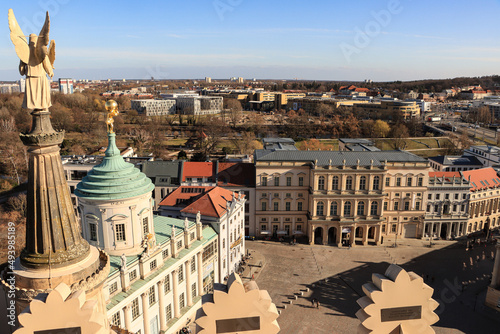 Potsdam; Wiederaufgebautes Ensemble am Alten Markt; Blick von der Nikolaikirche auf das Alte Rathaus, das Museum Barberini und die Häuserzeile an de Humboldtstraße 