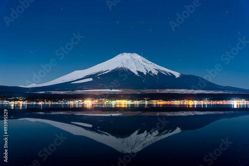 山中湖からの富士山と逆さ富士夜景（山梨）