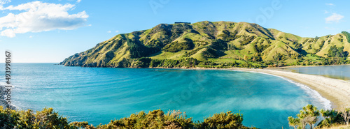 Canvas Print Beautiful view of a sea with mountains in New Zealand on a sunny day