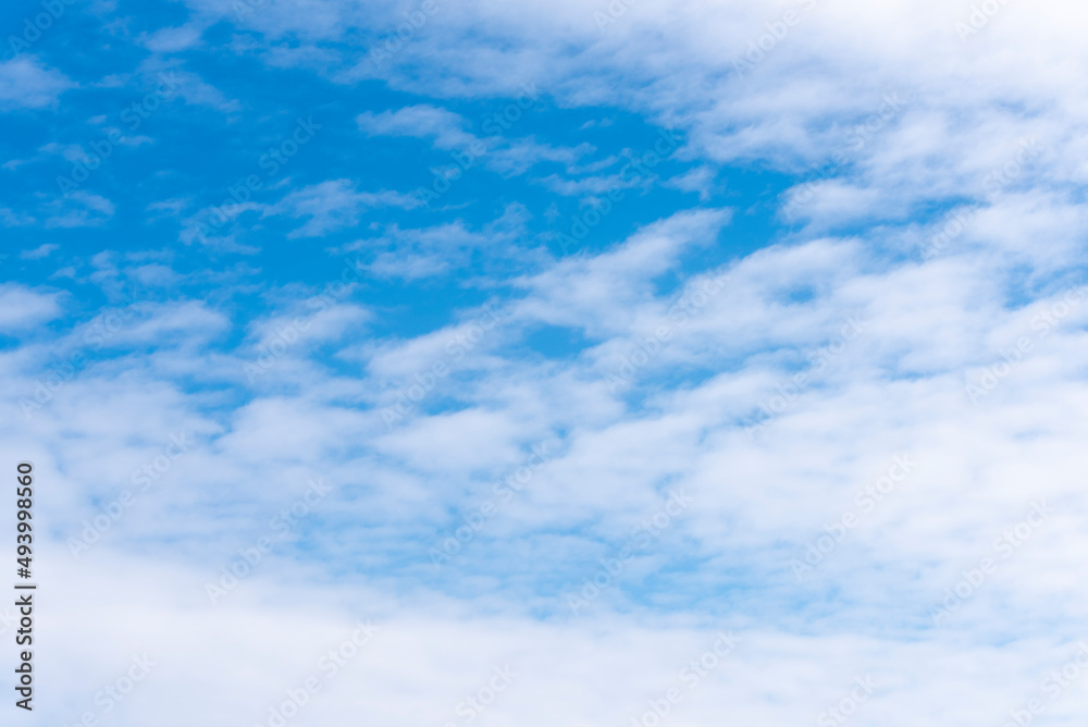 Naklejka premium Small pieces of White clouds in summer blue sky