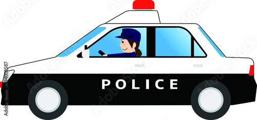 パトカーを運転する女性警察官