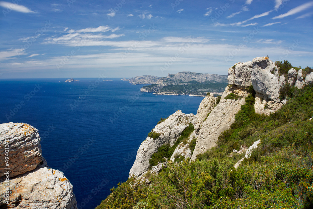 Meerblick vom Weitwanderweg GR 51 durch den Parc national des calanques an der südfranzösischen Küste nahe Marseille