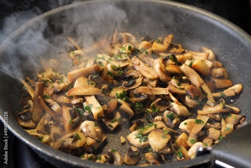 Champignons encore fumant dans une poêle. photo