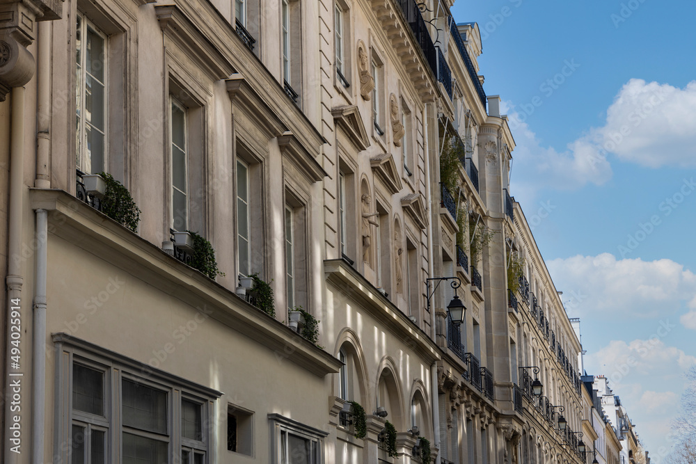 façades d'immeubles typiquement parisiens à Paris en france