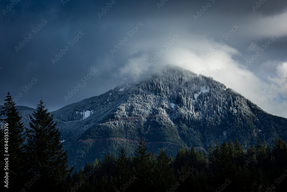 Obraz premium Mountains In The Clouds Washington PNW