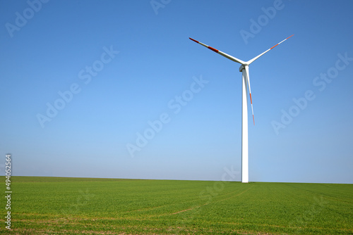 Eine einzelne Windanlage photo