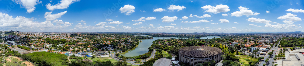 Vista aérea panorâmica da Lagoa da Pampulha localizada em Belo Horizonte. Março de 2022.