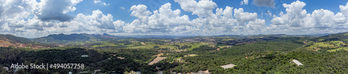 Vista aérea panorâmica do Instituto Inhotim. Sede de um dos mais importantes acervos de arte contemporânea do Brasil e considerado o maior museu a céu aberto do mundo. Brumadinho, MG.