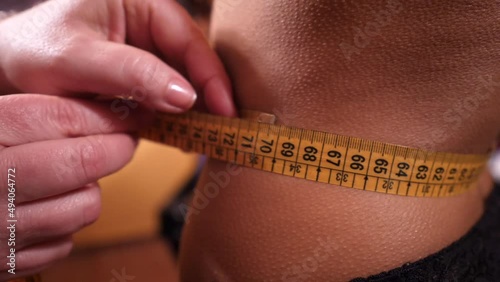 Dietologa misura la vita della giovane ragazza

Misurazione della vita con un metro a fettuccia dei fianchi e del giro vita. photo