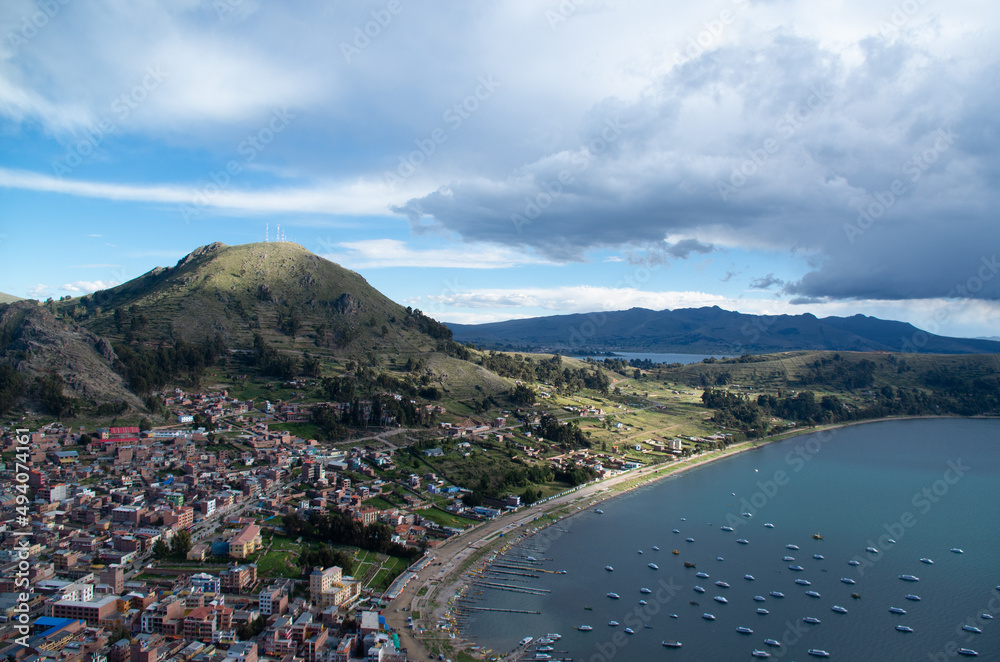 La ville de copacabana et le lac titicaca en Bolivie