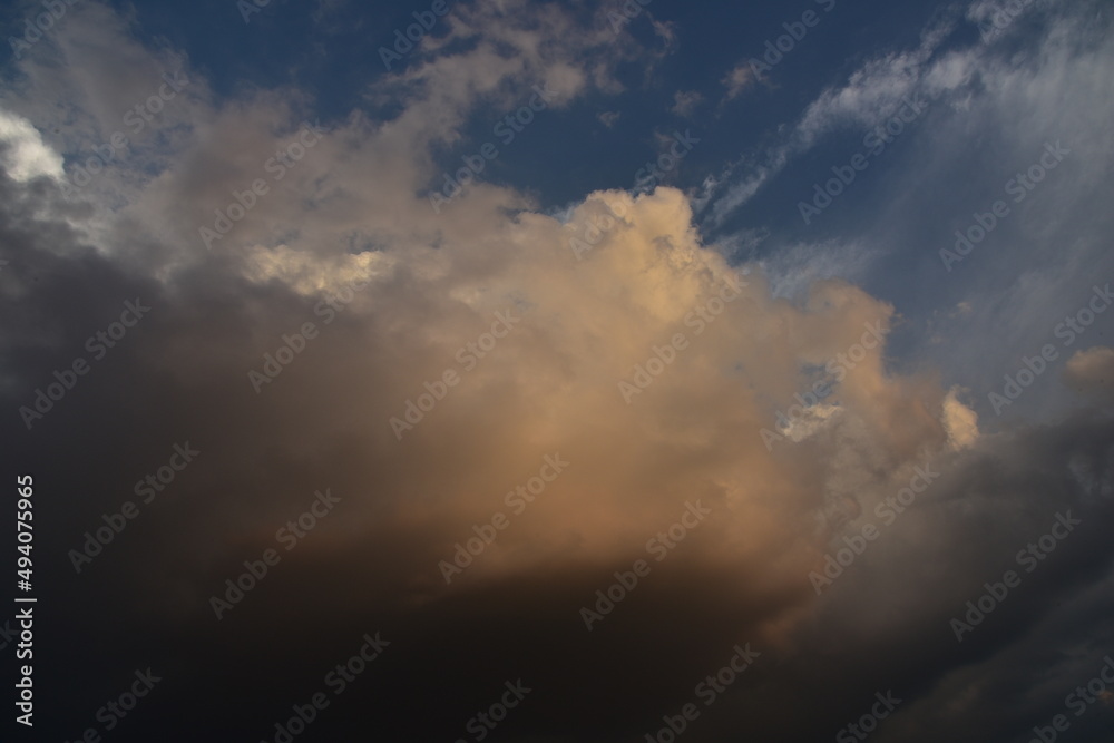 Obraz premium Wolken, Gewitterwolken, Cirruswolken, Cumuluswolken, Haufenwolken, Abendwolken, in den Farben weiß, grau, orange, grau, blau, rot, voilett, pink
