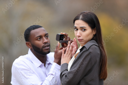 Foto Woman rejecting her boyfriend after marriage proposal