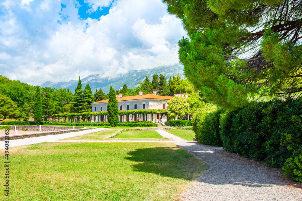 Obraz premium Panoramic summer landscape of the former summer residence Villa Milocer