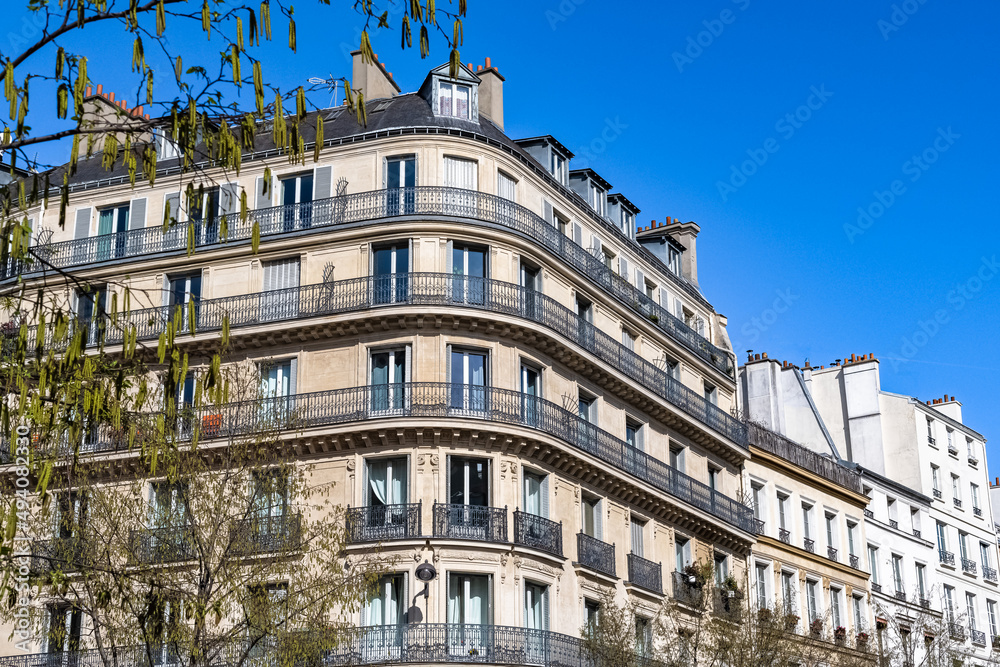Paris, beautiful buildings, near the Palais-Royal, in the 2e arrondissement, blue sky
