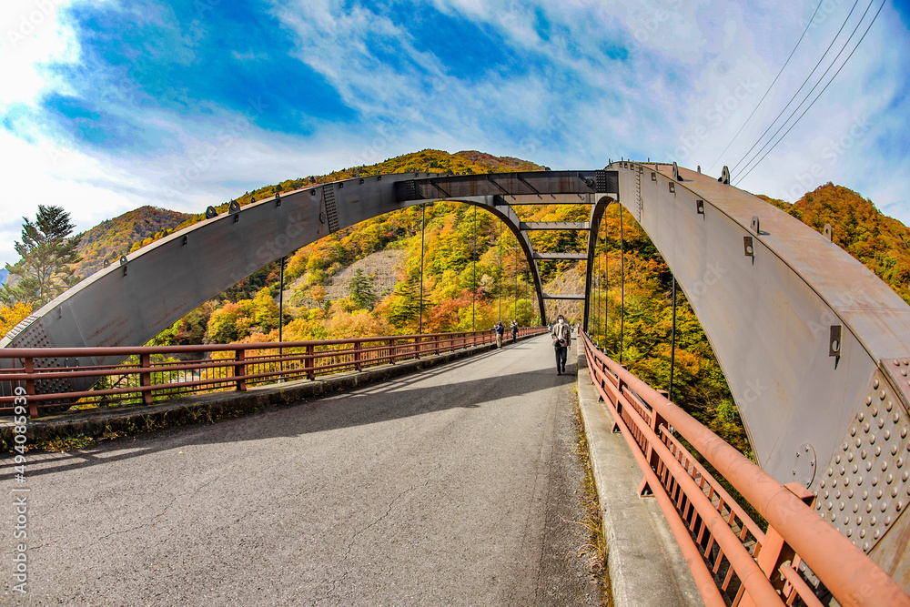 Obraz premium 奥四万ダムの赤沢橋