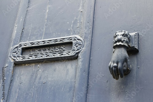 heurtoir marteau de porte ancien et boite aux lettres