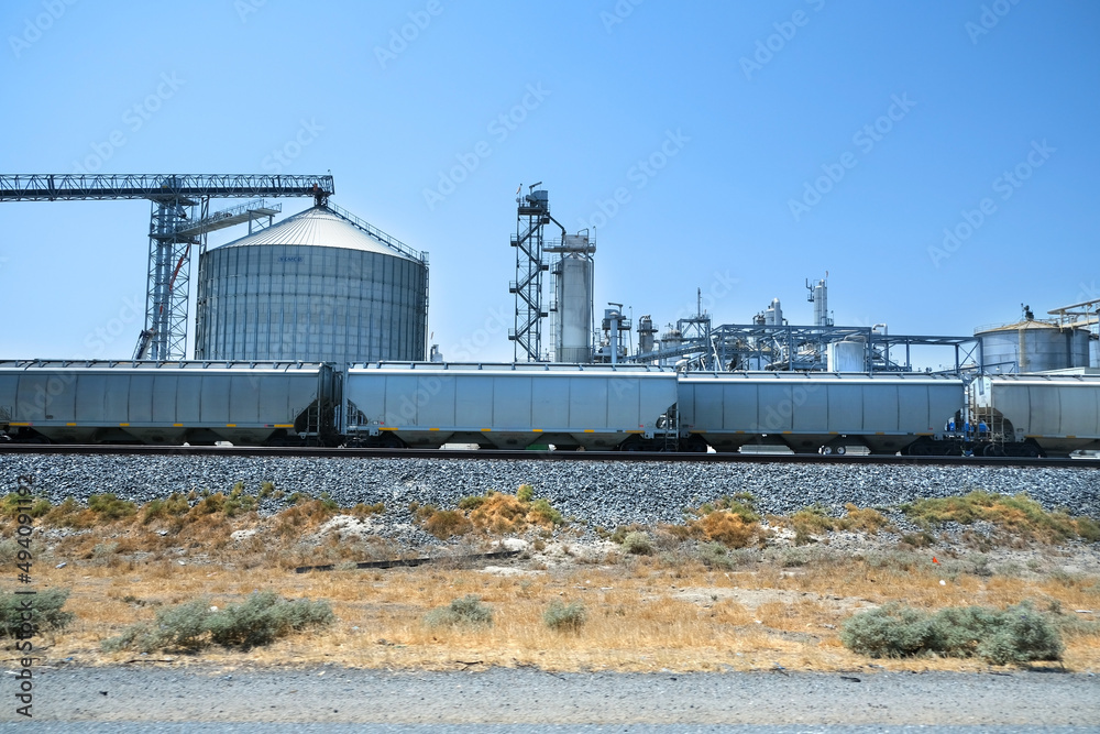 Obraz premium railway and factory next to the highway.