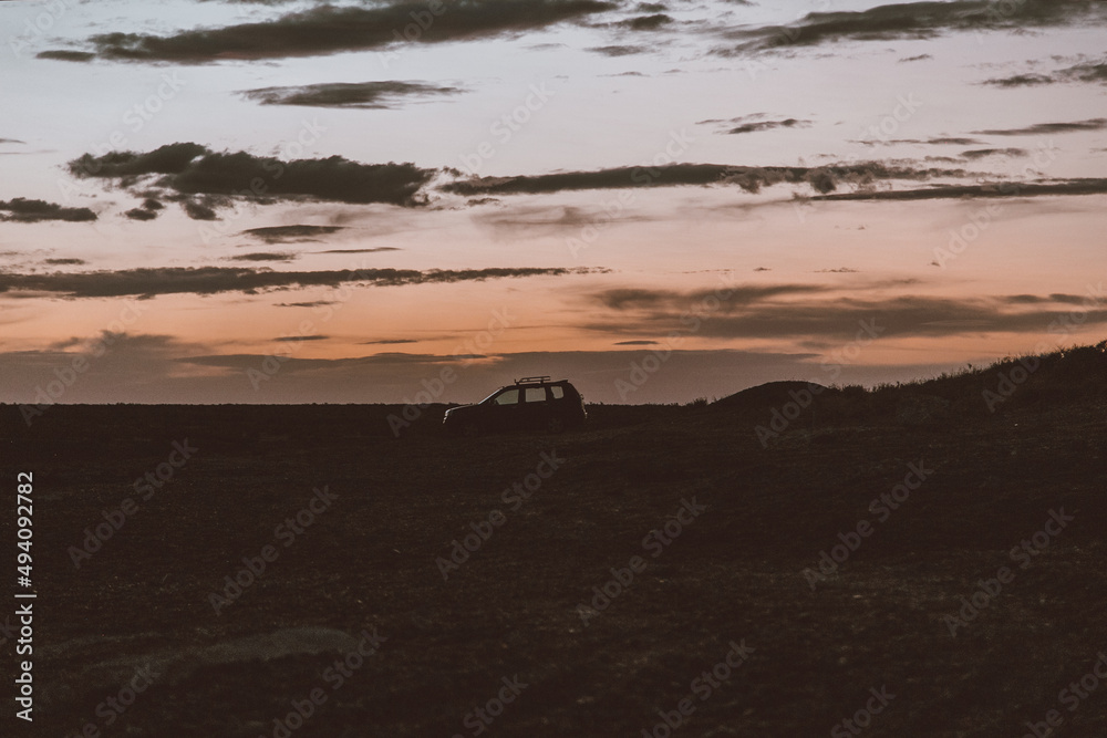 Obraz premium auto en el atardecer