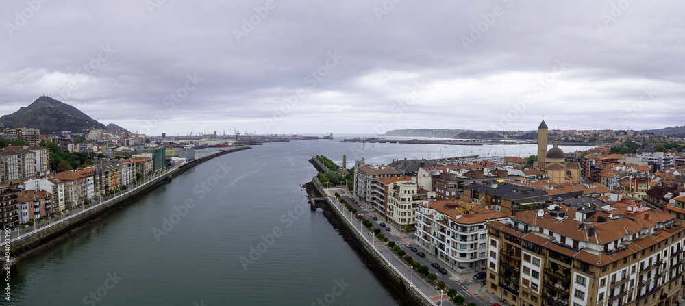 Vistas de la ciudad de Bilbao, junto al mar, verano 2020