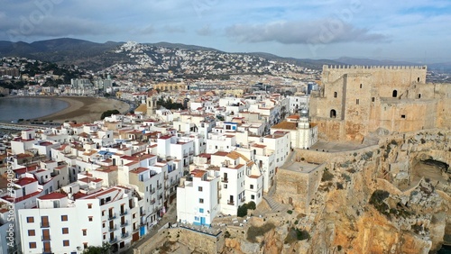 survol du vieux village de Peniscola, village fortifié en Espagne sur la côte méditerranéenne