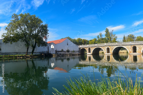 Alte Brücke über dem Fluss Nabão in Tomar, Portugal 