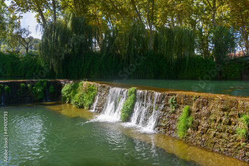 Der Nabão-Fluss in Tomar, Portugal 