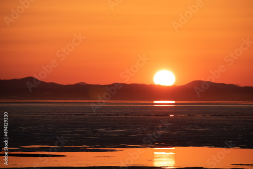 氷が浮かぶ夕暮れの光る湖 
