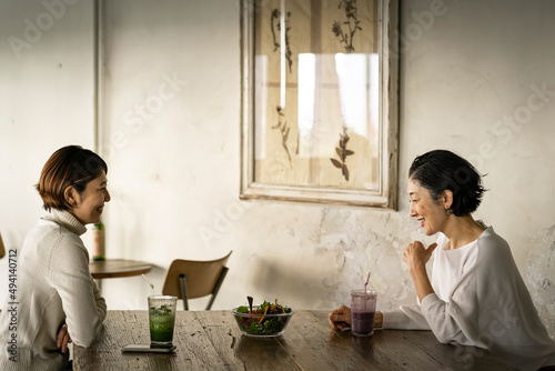 カフェで食事をするミドル世代の日本人女性2人