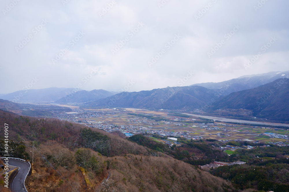 Fototapeta premium 吉野川中流域に広がる平野と四国山地(徳島県三好市健康とふれあいの森からの眺望)