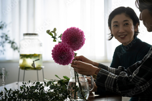 花を活けるミドル世代の日本人女性2人