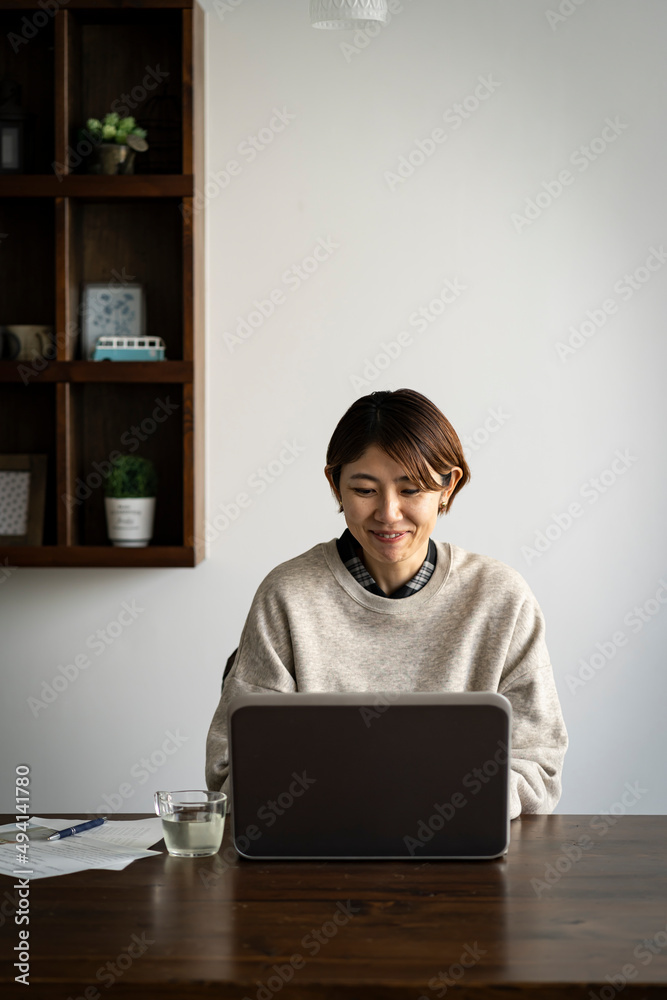 テレワークをするミドル世代の日本人女性 テレワークをするミドル世代の日本人女性